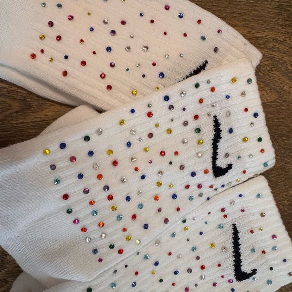 - 1 Pair Brand New White Nike Socks Adorned with Colorful Rhinestones - Picture 4 of 6